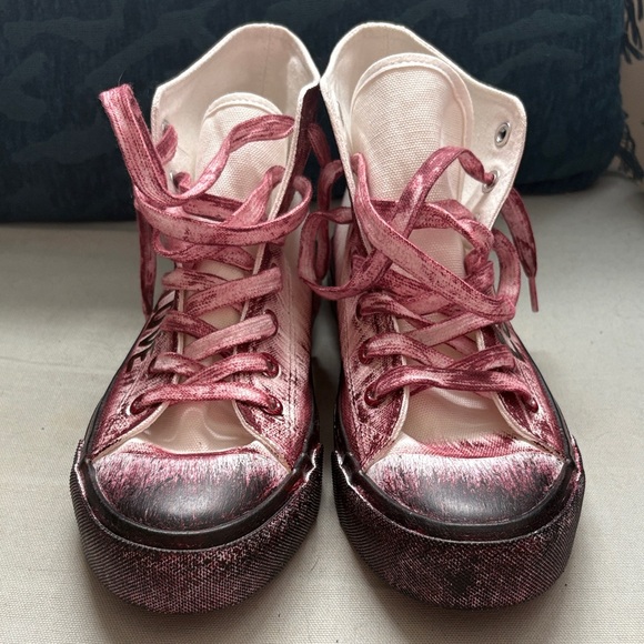 Converse Style High-Top Sneakers with Heart Design - Picture 4 of 5